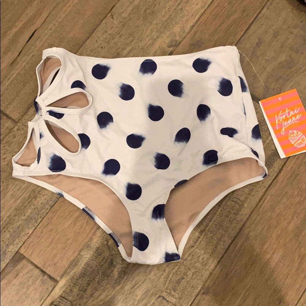 KORTNI JEANE FLOWER CUT OUT BOTTOMS